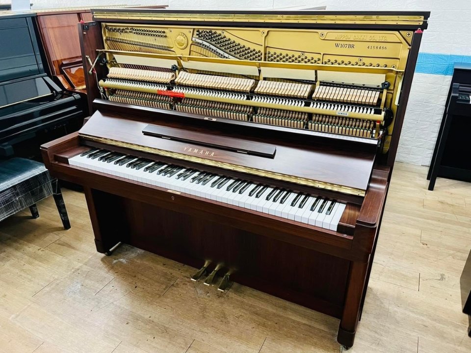 Cận cảnh YAMAHA W107 BR tại Piano House